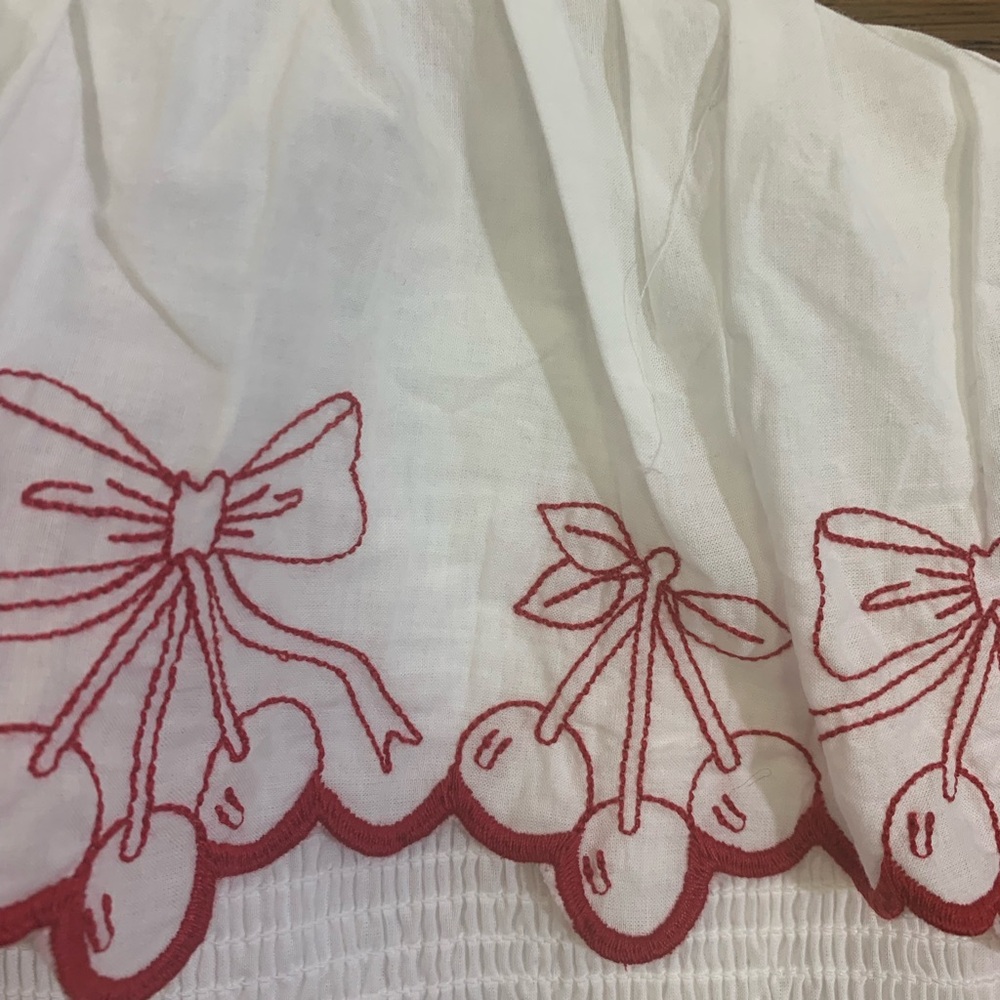 Francesca’s White Cherry Embroidered Smocked Crop Top – XS – 100% Cotton - Picture 2 of 4